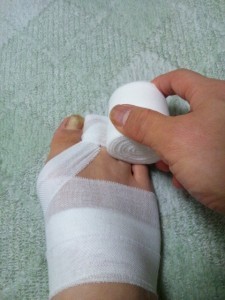 足指の包帯の巻き方-目的の指を一周巻きます。
