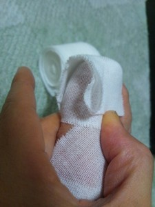 足の指先を覆う包帯の巻き方-腹側でもう一度折り返します。押さえた指は緩めてはいけません。
