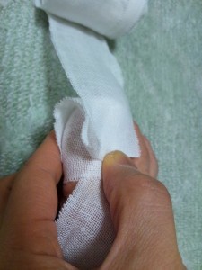 足の指先を覆う包帯の巻き方-もう一度指の腹側に折り返します