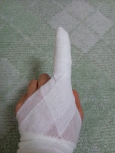 手の指先を覆う包帯の巻き方 自分で巻く方法 包帯の巻き方 良く使う包帯の巻き方