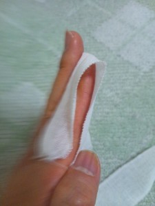 指先を覆う包帯の巻き方-巻いている指が親指以外なら親指を使い押えます、親指に巻く場合は中指で押えることができます。