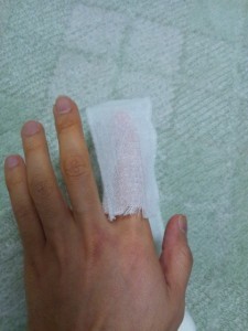 包帯の真ん中に指が当たるように包帯をのせます。